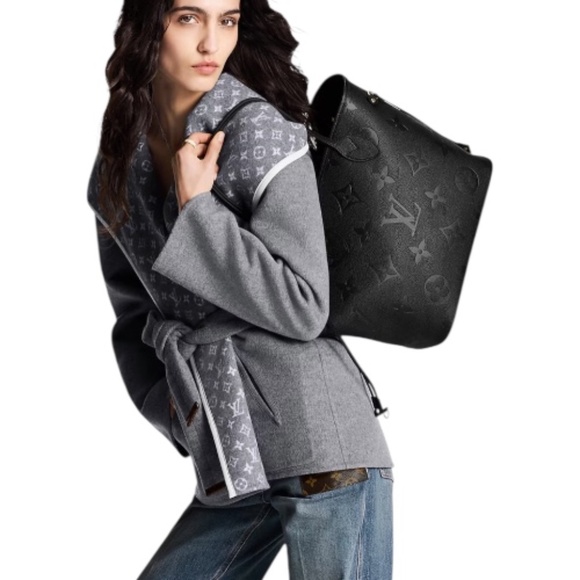 Louis Vuitton Neverfull MM Tote - Picture 5 of 16